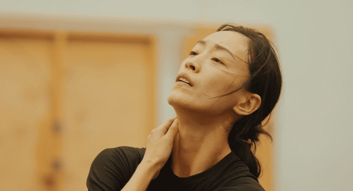 La danseuse Sangeun Lee qui tient le rôle d’Iphigénie dans le spectacle de Pina Bausch, s'entraine pour la représentation à l'Opéra Semper de Dresde, dans le documentaire "Dancing Pina" (Copyright mindjazz pictures 2022)