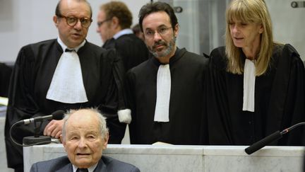 Jacques Servier (en bas &agrave; gauche), principal pr&eacute;venu du proc&egrave;s de l'affaire du Mediator, et ses avocats, au tribunal correctionnel de Nanterre (Hauts-de-Seine), le 21 mai 2013. (LIONEL BONAVENTURE / AFP)