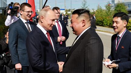 Le président russe Vladimir Poutine accueille le dirigeant nord-coréen, Kim Jong-un, le 13 septembre 2023, au cosmodrome de Vostotchny (Russie). (VLADIMIR SMIRNOV / AFP)