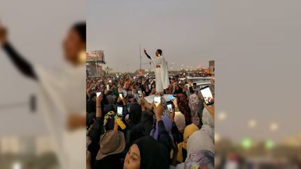 Une femme soudanaise harangue la foule, à Khartoum (Soudan), dans une manifestation contre le régime d'Omar el-Bechir, le 8 avril 2019. (LANA H. HAROUN / TWITTER / REUTERS)