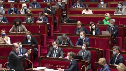 Pass vaccinal : les propos d’Emmanuel Macron créent des tensions au sein de l’Assemblée Nationale