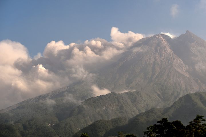 Un panache de cendre et de fumée s'élève au-dessus du volcan Merapi, en Indonésie, le 16 août 2021. (AGUNG SUPRIYANTO / AFP)