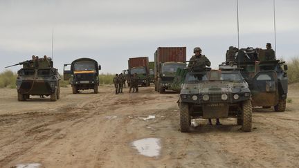 Des soldats fran&ccedil;ais sur le chemin de Tombouctou (Mali), le 28 janvier 2013. (ERIC FEFERBERG / AFP)