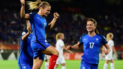 Le Sommer, Thiney et les Bleues jouent leur qualification en quarts de finale face à la Suisse (TOBIAS SCHWARZ / AFP)