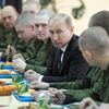 Vladimir Poutine, alors Premier ministre,&nbsp;s'entretient avec des soldats lors d'une visite à la brigade d'infanterie motorisée Taman à Moscou (Russie), le 22 février 2012. (ALEXEI NIKOLSKY / RIA NOVOSTI / AFP)