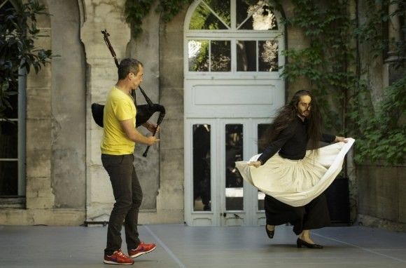 Le sonneur de cornemuse Erwan Keravec avec le danseur et chorégraphe Mickaël Phelippeau dans "Membre fantôme".
 (Christophe Raynaud de Lage)