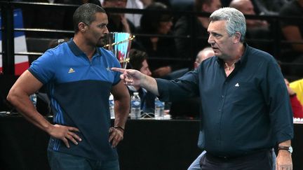 Didier Dinart et Claude Onesta (JACQUES DEMARTHON / AFP)