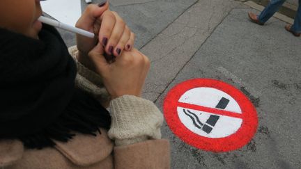 Les espaces sans tabac vont être généralisés aux plages, aux forêts, aux abords des écoles (photo d'illustration). (SIMON GOURRU / MAXPPP)