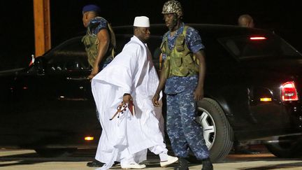 L'ancien président gambien Yahya Jammeh à l'aéroport de Banjul le 21 janvier 2017, en partance vers son exil après avoir été battu à la présidentielle. (THIERRY GOUEGNON / REUTERS)