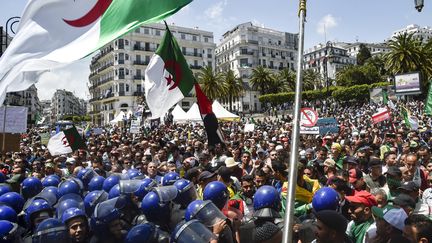 Des Algériens manifestent, le 17 mai 2019,&nbsp;devant la Grande Poste à Alger. (RYAD KRAMDI / AFP)