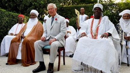 Charles, prince de Galles, et des chefs coutumiers au Nigeria, le 6 novembre 2018. (AFOLABI SOTUNDE / POOL / AFP)