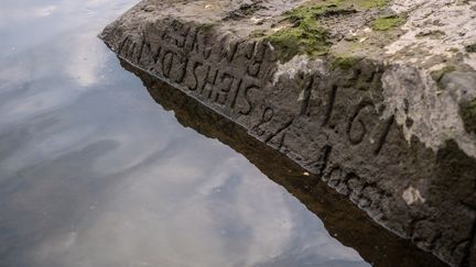 Le 18 août 2022, en République Tchèque, le niveau de l'Elbe a tellement baissé que cette "pierre de la faim" est apparente. Cette pierre, située près de Decin, est&nbsp;habituellement invisible car submergé par le niveau de la rivière. Les années de forte sécheresse sont gravées sur cette pierre, en mémoire des famines dues à ces années sans pluie et sans récolte. On trouve aussi sur cette pierre&nbsp;une inscription&nbsp;en vieille allemand : "Si tu me vois, pleure". (VIT CERNY / ANADOLU AGENCY)