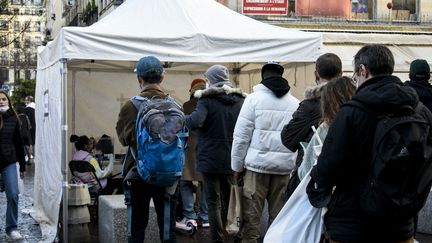 Des&nbsp;Français dans une file d'attente pour un&nbsp;dépistage du Covid-19 le 27 décembre, à Paris. (MAGALI COHEN / HANS LUCAS / AFP)