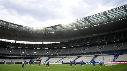 L'équipe de France de football lors d'un entraînement, le 18 juin 2023 au Stade de France. (FRANCK FIFE / AFP)