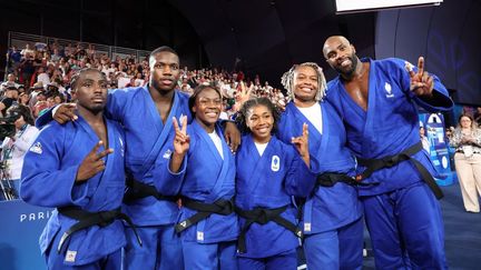 L'équipe de France de judo pose après avoir remporté le titre olympique à Paris, le samedi 3 août 2024. (JACK GUEZ / AFP)