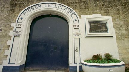 L'entr&eacute;e de la maison d'arr&ecirc;t de Caen (Calvados), d'o&ugrave; un d&eacute;tenu s'est &eacute;vad&eacute; le 2 septembre 2012. (J.-Y. DESFOUX / MAXPPP)