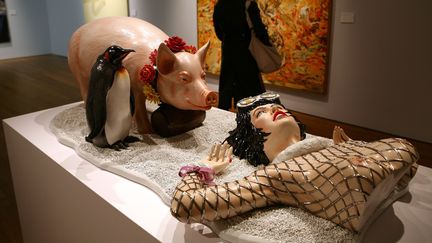 L'oeuvre de Jeff Koons accusée de plagiat par le créateur des publicités Naf-Naf, exposée chez Christie's en 2007.
 (Emmanuel Dunand / AFP)