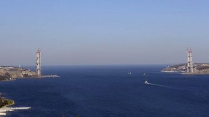 Erection des tours qui encadreront le troisième pont sur le Bosphore. (ATILGAN OZDIL / ANADOLU AGENCY)