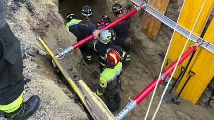 Les pompiers interviennent pour secourir un homme coincé dans un tunnel effondré, le 11 août 2022. (VIGILI DEL FUOCO / AFP)