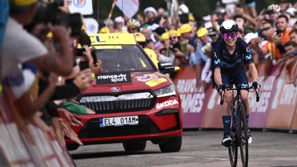 En solitaire, la Néerlandaise Annemiek van Vleuten (Movistar),&nbsp;grande favorite du Tour, écrase la course et s'envole pour rafler le maillot jaune, le 30 juillet 2022. En accélérant au pied du premier col de la septième étape, elle ne laisse aucune chance à la concurrence et a franchi la ligne d'arrivée avec 3'26" d'avance sur sa première poursuivante. (JEFF PACHOUD / AFP)