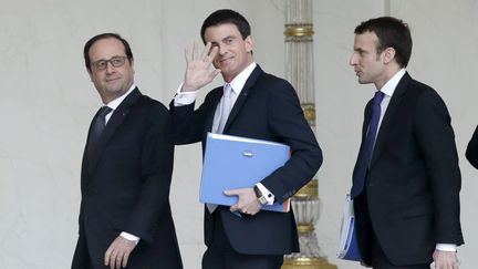 Le pr&eacute;sident Fran&ccedil;ois Hollande, le Premier ministre Manuel Valls et le ministre de l'Economie Emmanuel Macron, le 18 f&eacute;vrier 2015 &agrave; l'Elys&eacute;e. (STEPHANE DE SAKUTIN / AFP)