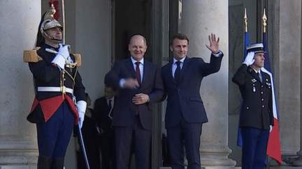 Emmanuel Macron et Olaf Scholz doivent se retrouver à Berlin, dimanche 22 janvier. Une rencontre sur fond de tension entre la France et l'Allemagne. (FRANCEINFO)