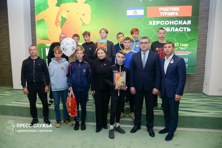 Denys Kostev et son équipe de football lors d'un tournoi « Coupe nouvelle génération » organisé du 4 au 8 novembre 2022 à Yevpatoria, dans l'ouest de la Crimée. (ADMINISTRATION DE LA VILLE DE YEVPATORIA)