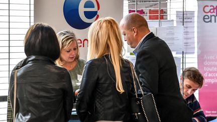 Un stand Pôle emploi lors d'un salon de l'emploi à Tourcoing (Nord). (PHILIPPE HUGUEN / AFP)