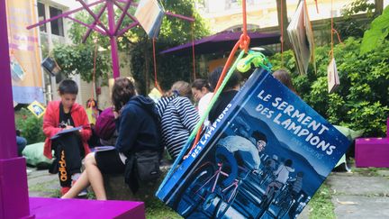 Le coin lecture du Livrodrome, ici au Centre Natioinal du livre à Paris le 22 juin 2022, suspend des ouvrages pour le plus grand plaisir des jeunes.&nbsp; (LOUISE FRETET)