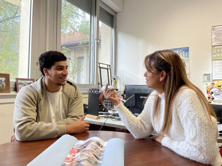 Achraf et Jamila&nbsp;discutent dans le centre social et culturel du Neuhof, à Strasbourg, le 13 octobre 2021. (LOUISA BENCHABANE / FRANCEINFO)