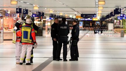 L'attaque a eu lieu vers 20h50, vendredi 10 mars, dans la gare centrale de Düsseldorf&nbsp;en Allemagne. (PATRIK STOLLARZ / AFP)