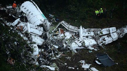 28 novembre 2016, un avion se crashe en Colombie, faisant 71 victimes. Parmi elles, l'équipe de Chapecoense. (RAUL ARBOLEDA / AFP)