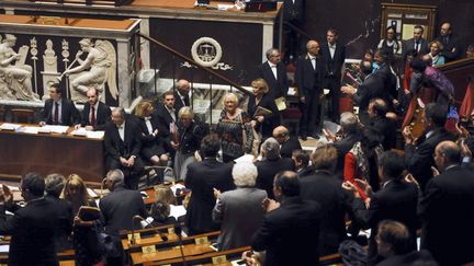 Les d&eacute;put&eacute;es de la majorit&eacute; font une entr&eacute;e group&eacute;e, et en retard, dans l'h&eacute;micycle de l'Assembl&eacute;e nationale, le 9 octobre 2013.&nbsp; (FRED DUFOUR / AFP)