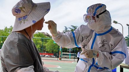 Un résident du quartier de Fengtai à Pékin (Chine) est testé au Covid-19, le 15 juin 2020. (LI XIN / XINHUA / AFP)