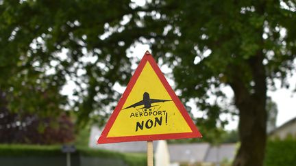 Un panneau posé par des opposants au projet d'aéroport, le 13 juin 2016 à Notre-Dame-des-Landes (Loire-Atlantique). (LOIC VENANCE / AFP)