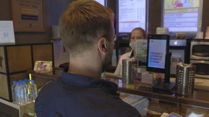 En Russie, un client paye sa consommation par reconnaissance faciale. (CAPTURE ECRAN FRANCE 3)