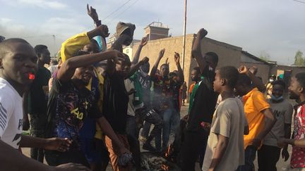 Des&nbsp;hommes manifestent&nbsp;à&nbsp;N'Djamena, capitale du Tchad, le 20 octobre 2022. (AFP)