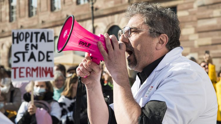 A caregiver demonstrates in Paris, March 19, 2022. (MARTIN LELIEVRE / HANS LUCAS / AFP)