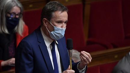 Nicolas Dupont-Aignan à l'Assemblée nationale à Paris, le 15 février 2022. (JULIEN DE ROSA / AFP)