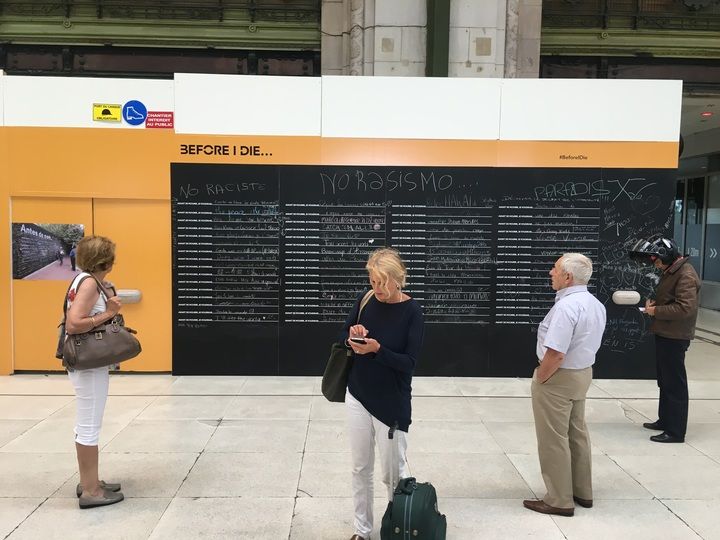 A la gare de Lyon, à Paris, les voyageurs peuvent rédiger leurs aspirations personnelles sur des tableaux noirs installés dans le hall, comme ici, le mardi 9 août 2016. (F. MAGNENOU / FRANCETV INFO)