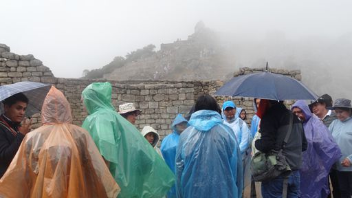 Même sous la pluie, les touristes sont très, très nombreux au Machu-Picchu (photo prise le 11 août 2015)... (FTV - Laurent Ribadeau Dumas)