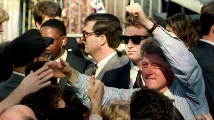 Bill Clinton, remerciant la foule lors d'un meeting de campagne, au lendemain du deuxième débat présidentiel, le 16 octobre 1992. (RENAUD GIROUX / AFP)