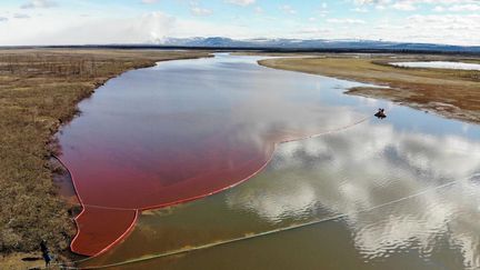 Un barrage flottant est installé pour limiter la pollution après une importante fuite de diesel dans la rivière Ambarnaïa, à Norilsk (Russie), le 3 juin 2020. (MARINE RESCUE SERVICE OF RUSSIA / AFP)