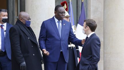 Le président français Emmanuel Macron (D) s'entretient avec les présidents sénégalais Macky Sall (C) et ghanéen Nana Akufo-Addo (G) avant une réunion sur le Sahel à Paris le 17 février 2022, et quelques heures avant un sommet UE-UA à Bruxelles. (LUDOVIC MARIN / AFP)