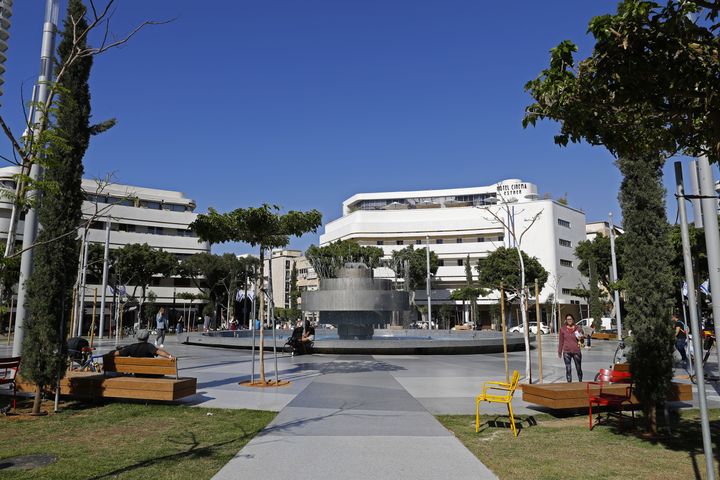 La place Dizengoff à Tel-Aviv, de forme circulaire, est connue pour ses bâtiments Bahaus aux façades blanches immaculées et incurvées. (JACK GUEZ / AFP)