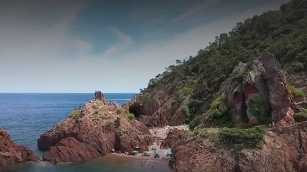 En bord de mer, une plage offre un spectacle à couper le souffle.&nbsp;Direction la côte d'Azur, loin de la foule habituelle, à la plage de l'Aiguille, à&nbsp;Théoule-sur-mer, dans les&nbsp;Alpes-Maritimes. (FRANCE 2)