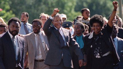 Nelson Mandela et son &eacute;pouse Winnie, le 11 f&eacute;vrier 1990, &agrave; sa sortie de prison, pr&egrave;s de Paarl (Afrique du Sud). (ALEXANDER JOE / AFP)