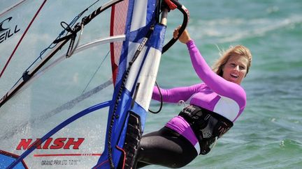 Quadruple championne de France, championne d'Europe et vice-championne du monde de windsurf, Sarah H&eacute;bert est partie du S&eacute;n&eacute;gal pour une travers&eacute;e d'environ 4 000 km. (FRED TANNEAU / AFP)