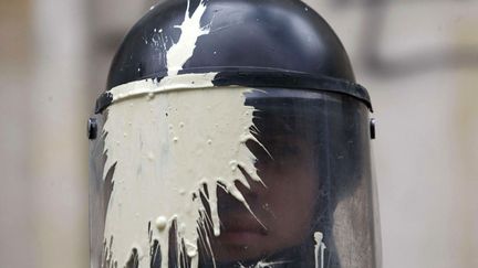 La visi&egrave;re d'un policier anti-&eacute;meute est recouverte de peinture lanc&eacute;e par des &eacute;tudiants&nbsp;en col&egrave;re contre les nouvelles mesures du gouvernement en mati&egrave;re d'&eacute;ducation &agrave; Bogota (Colombie), le 5 septembre 2012. (WILLIAM FERNANDO MARTINE / AP / SIPA)