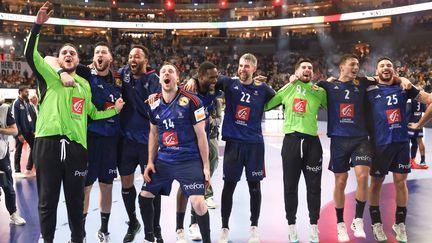 L'équipe de France célèbre son titre de championne d'Europe, dimanche 28 janvier 2024 à Cologne (Allemagne). (JURGEN FROMME / AFP)